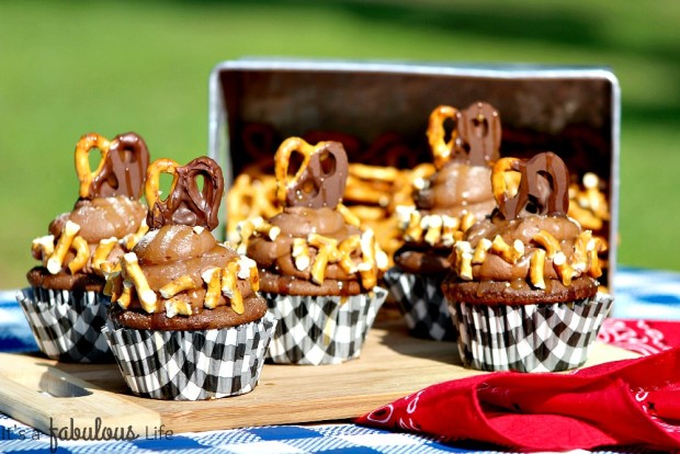 Chocolate Covered Pretzel Cupcakes 